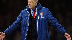 Arsene Wenger: Arsenal đang t&#236;m mua một hậu vệ đẳng cấp cao